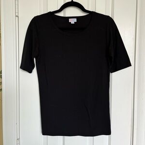 Black fitted tee